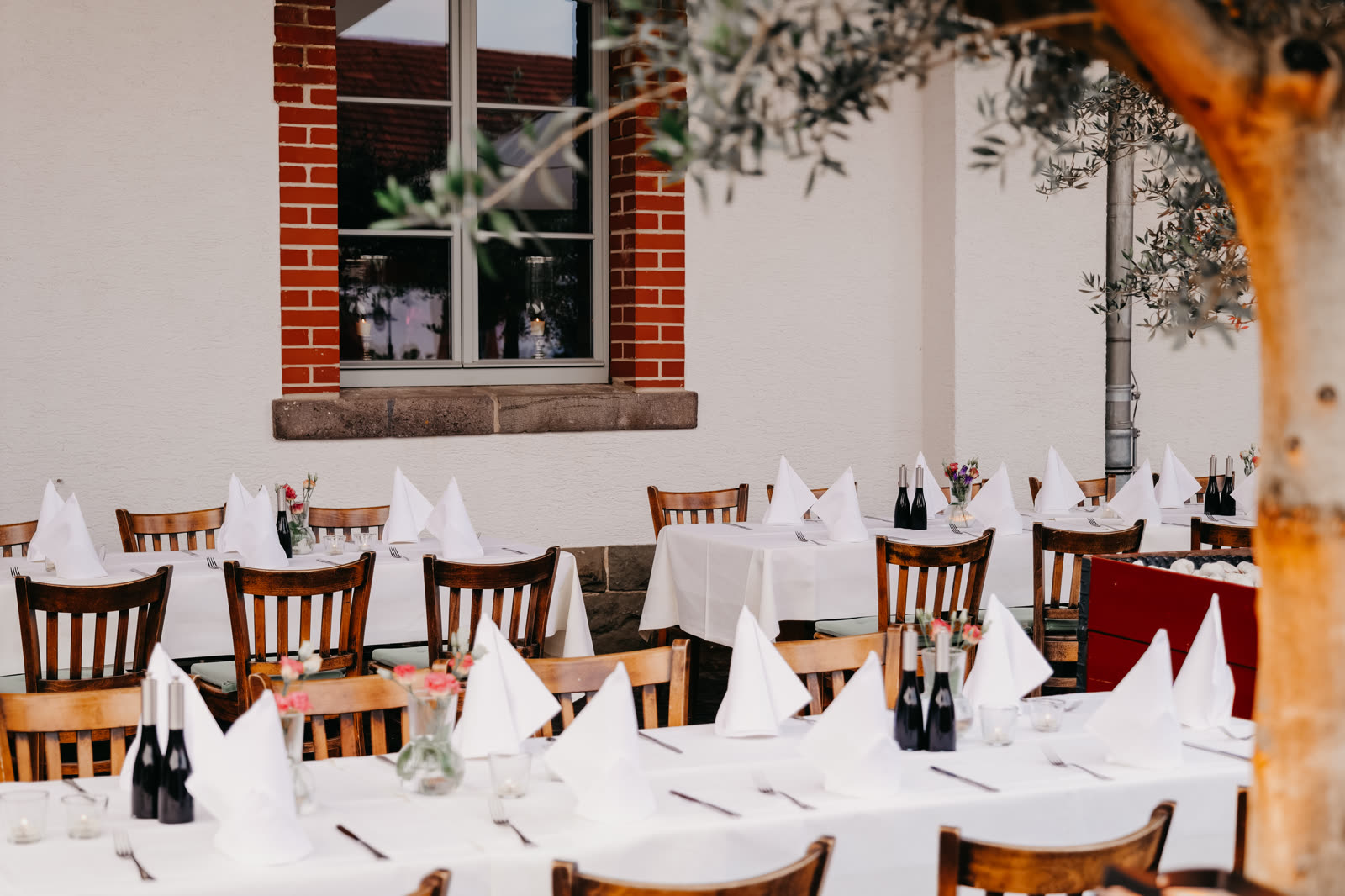 Gedeckte Tische vor dem Steakhouse Gutshof