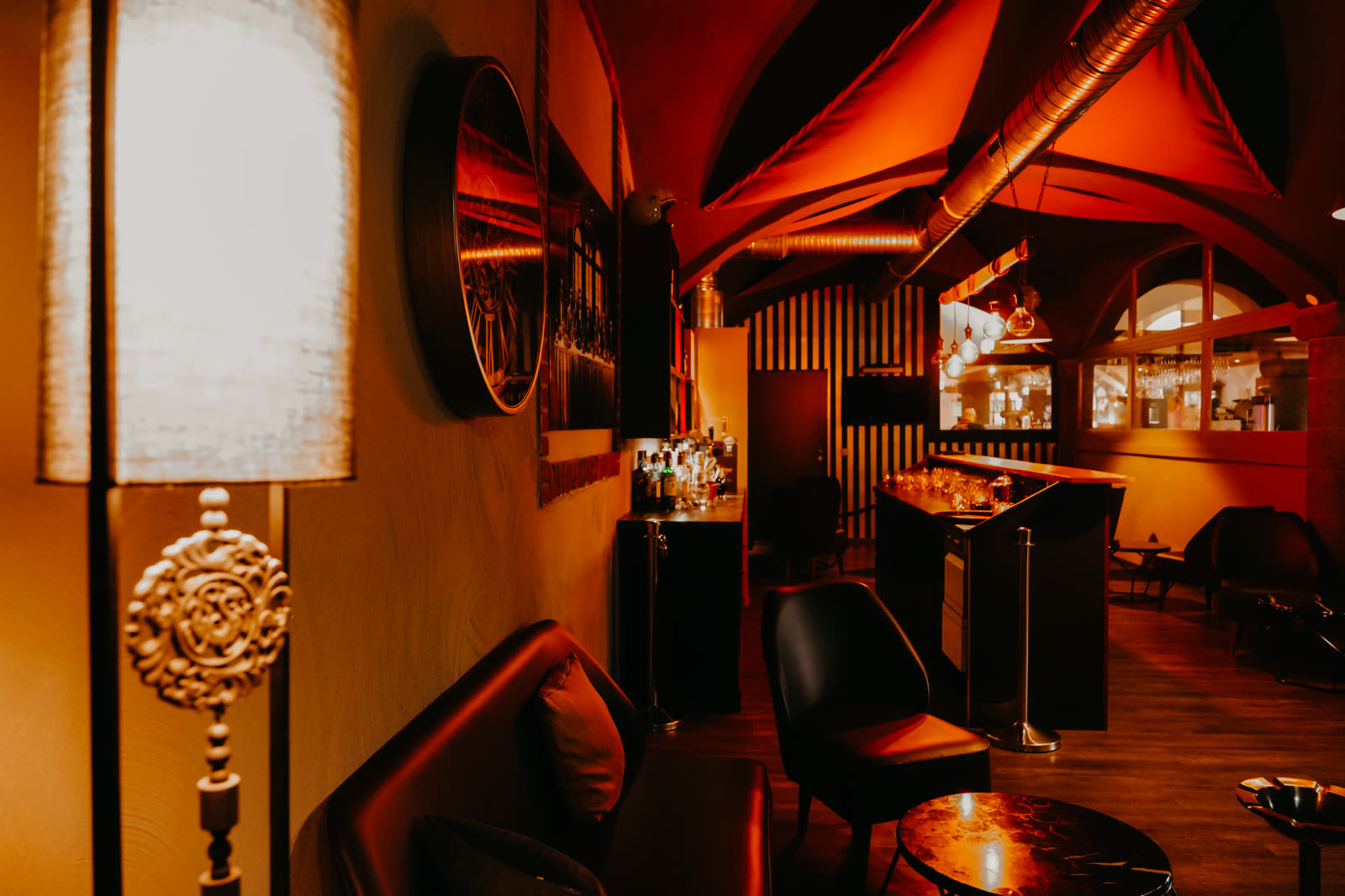 Lounge der Whisky & Zigarren Bar mit Ledersesseln