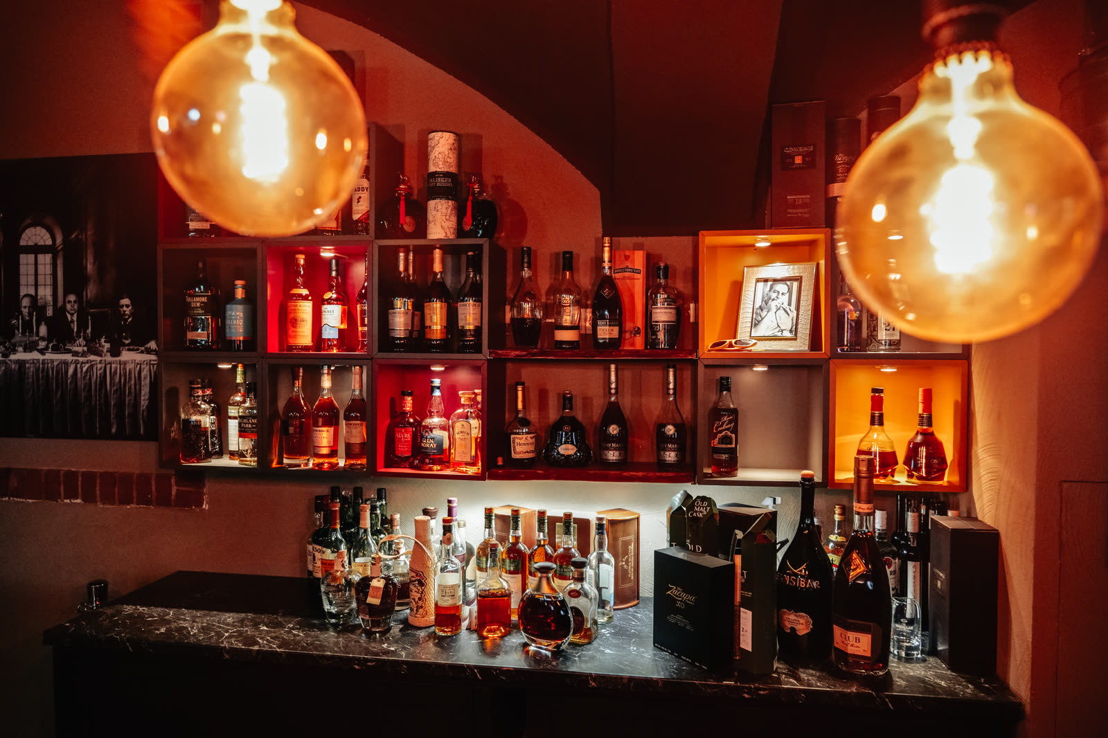 Beleuchtetes Spirituosenregal der Bar