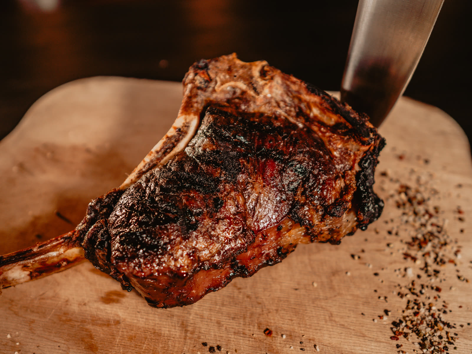Tomahawk-Steak auf dem Holzbrett mit Messer