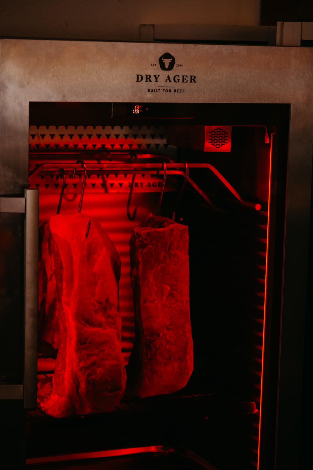 Dry Ager mit reifendem Rindfleisch im Gastraum