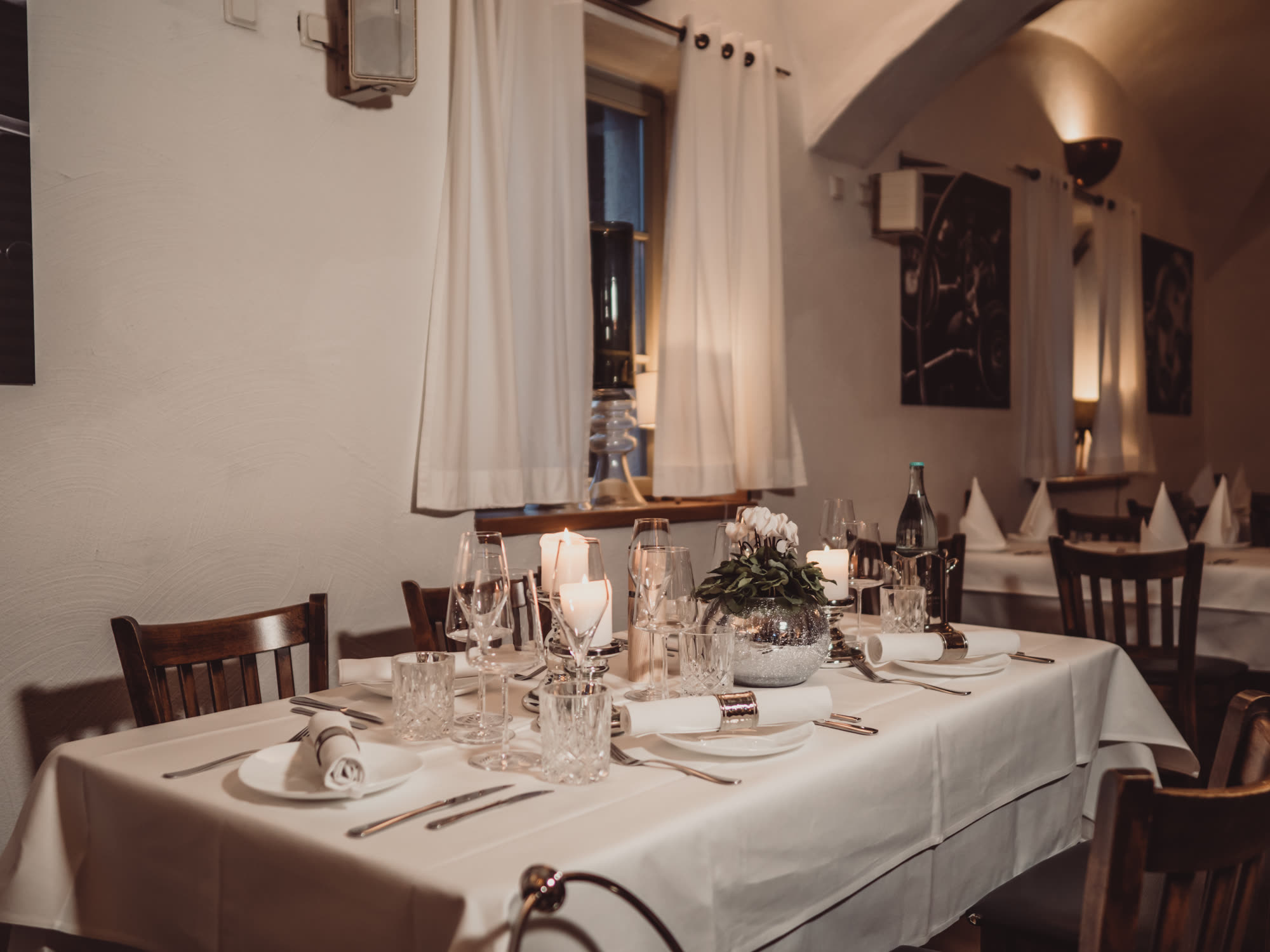 Gedeckter Tisch im Steakhouse Gutshof mit weißer Tischdecke und Kerzen