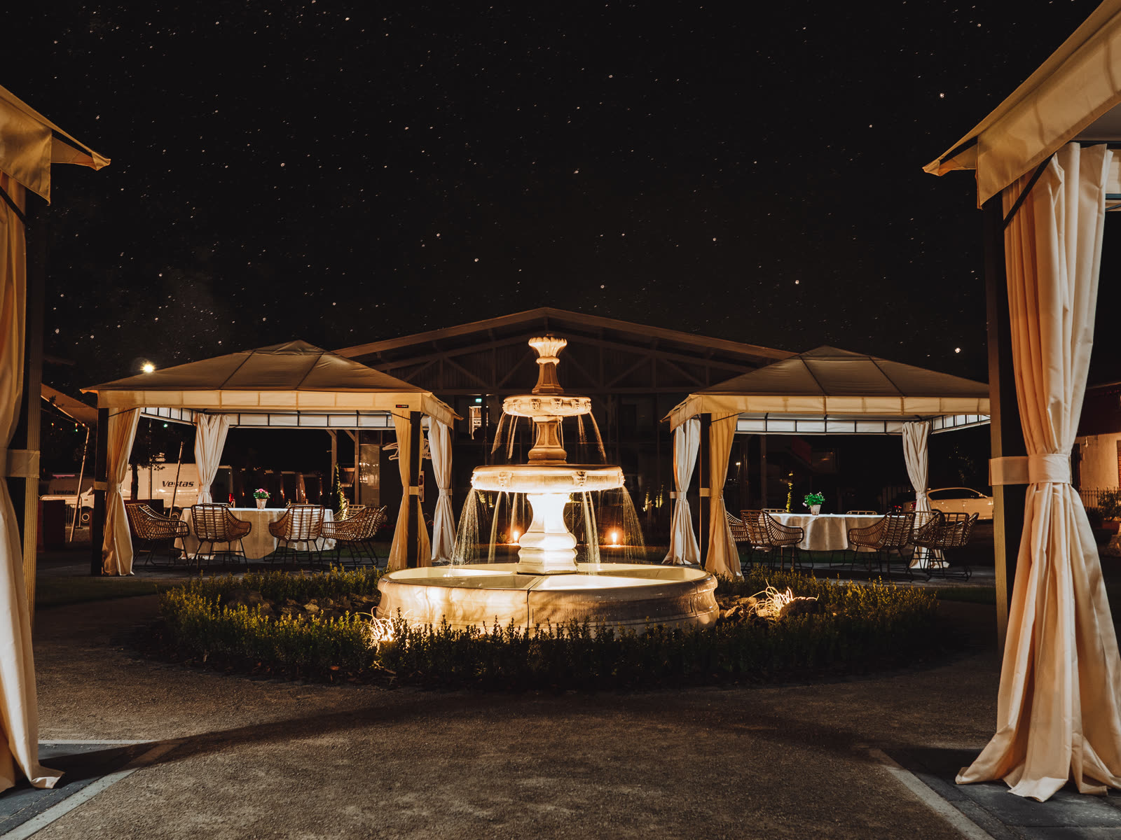 Beleuchtete Pavillons und Brunnen am Abend