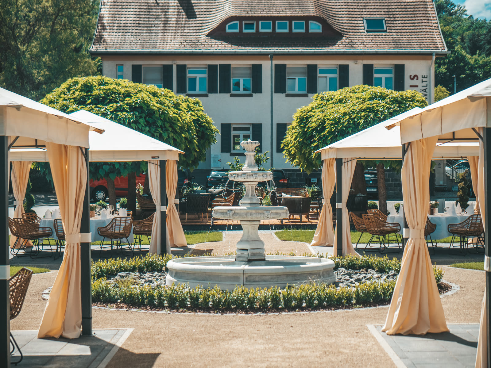 Pavillons rund um den Brunnen im Innenhof des Gutshofs