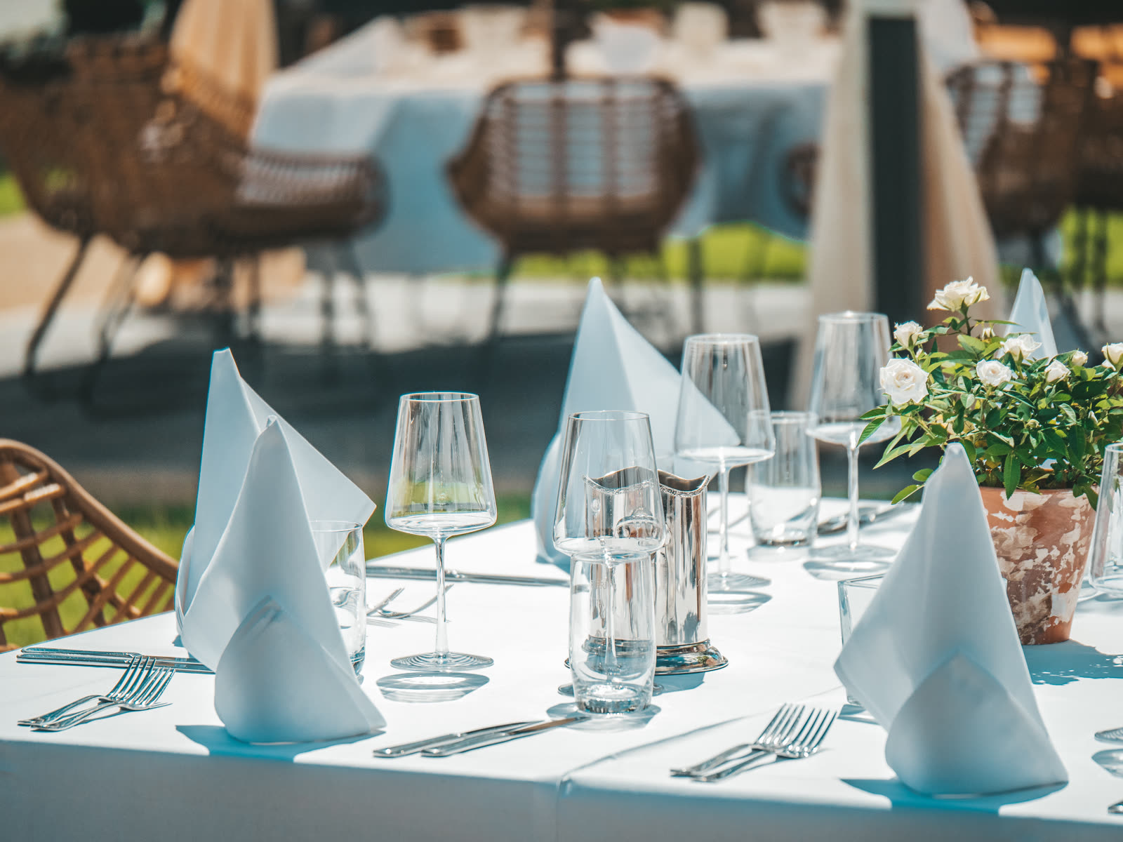 Gedeckter Tisch unter einem Pavillon auf der Terrasse